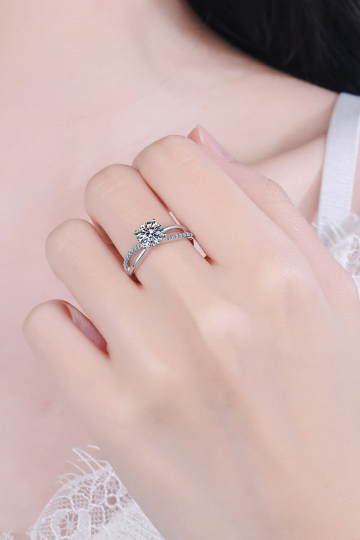 1 Carat Moissanite Ring, Crisscross Split Shank Ring, Moissanite Jewelry, Statement Ring, Sterling Silver Ring, Lab-Created Gemstone Ring, Affordable Luxury Jewelry, Unique Design Ring, Sparkling Moissanite Ring, Fashion Jewelry, Elegant Silver Ring, Modern Jewelry, Gift for Her, Special Occasion Ring, Alternative Engagement Ring